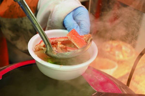 Sup kepiting yang disendok ke dalam mangkuk