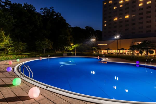 Kolam renang siang dengan pelampung di Mercure Fukuoka Munakata Resort & Spa