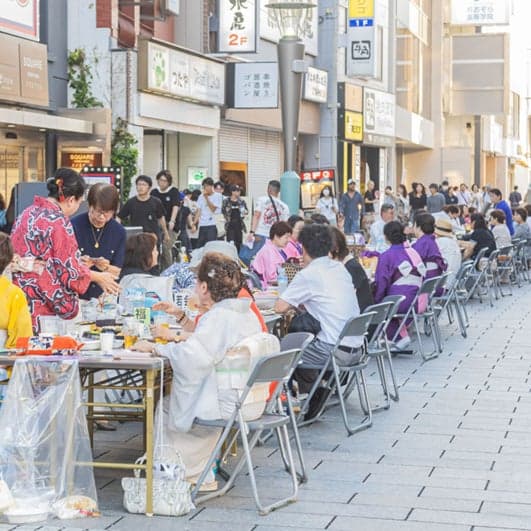 ที่นั่งสำรองแบบชำระเงินที่จัดเตรียมไว้บนถนนนากามาจิ ยูเมะ-โดริ