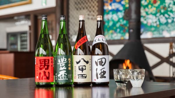 Cena disfrutada con una bebida de elección, comenzando con sake local de Aomori