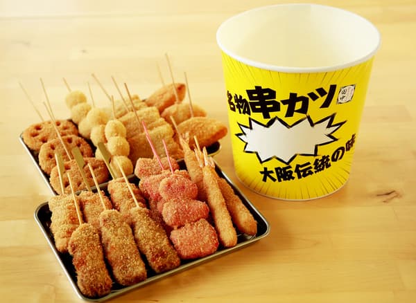 装有串カツ的外卖盒