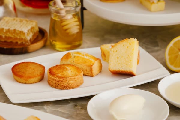 从左：金融家蛋糕、蜂蜜加莱特饼、香草司康饼、柠檬磅蛋糕 *刺槐蜂蜜和凝块奶油分别盛放在小碟中。