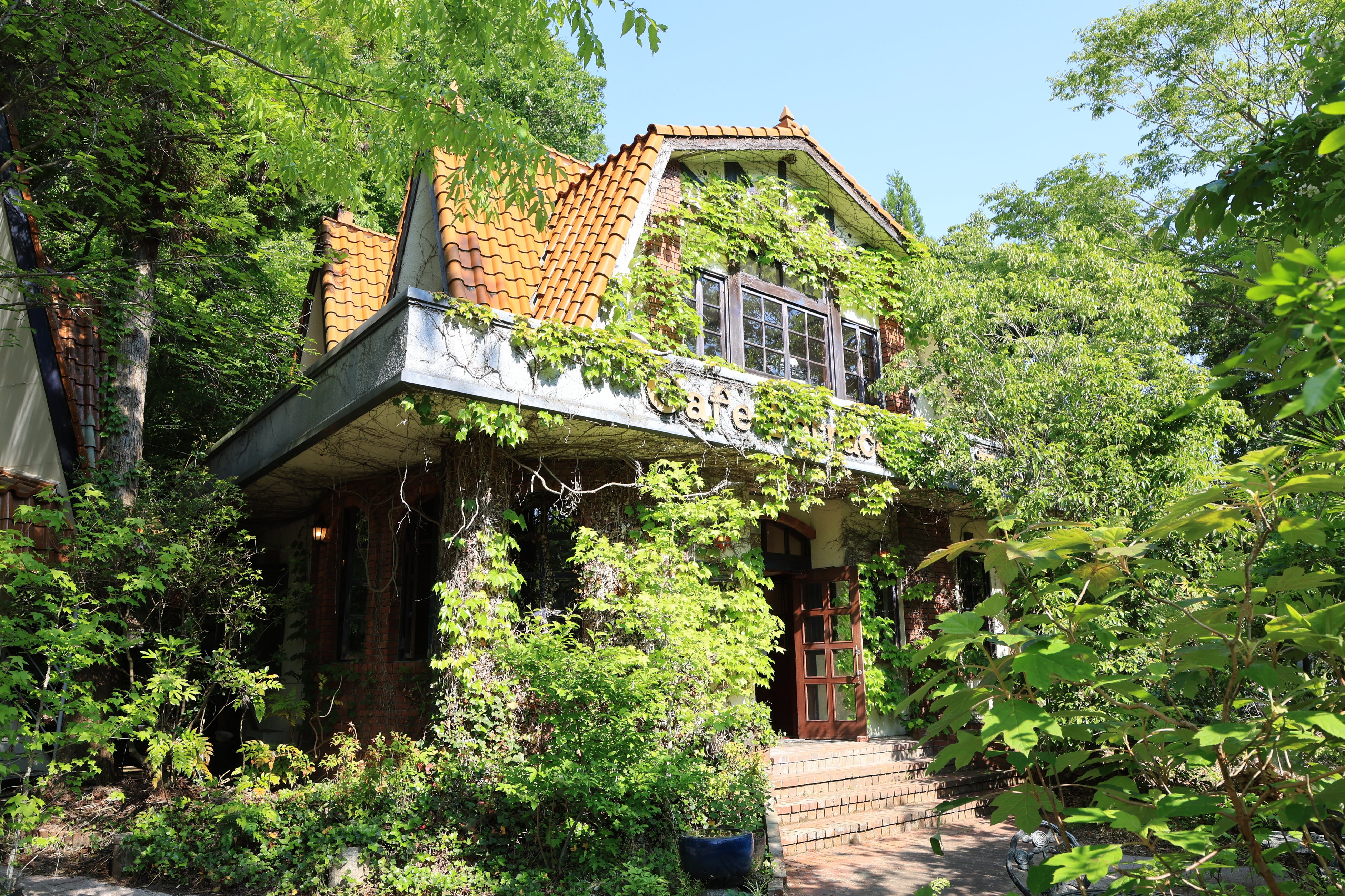 森與花繪本館 Garden Lei 的復古內部空間，原為歐洲料理餐廳建築