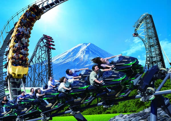 Montaña rusa en Fuji-Q Highland con el monte Fuji al fondo