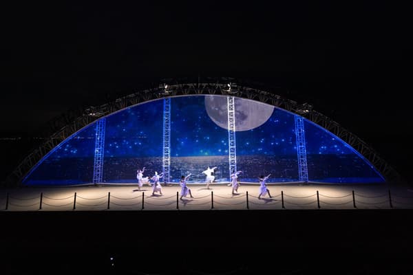 การแสดงกลางทะเลที่ PASONA HARBOR STAGE