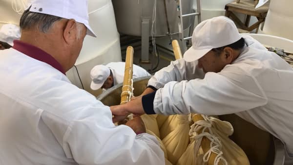 Producción tradicional de sake en progreso