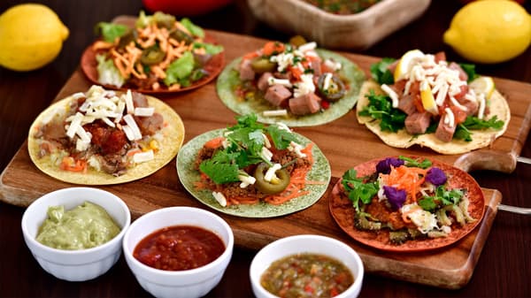 三色薄餅與盛好的塔可擺放在自助吧台上