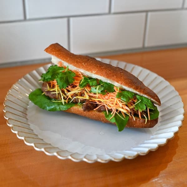 羊肋排配自製優格醬法式長棍