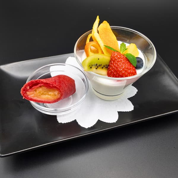 봄 연회의 마무리에 어울리는 은은한 뒷맛을 남기는 우아한 디저트