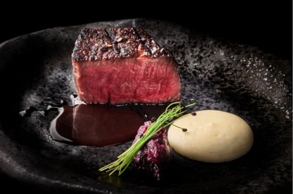 Plato exclusivo de wagyu a la parrilla en KEI Collection PARIS