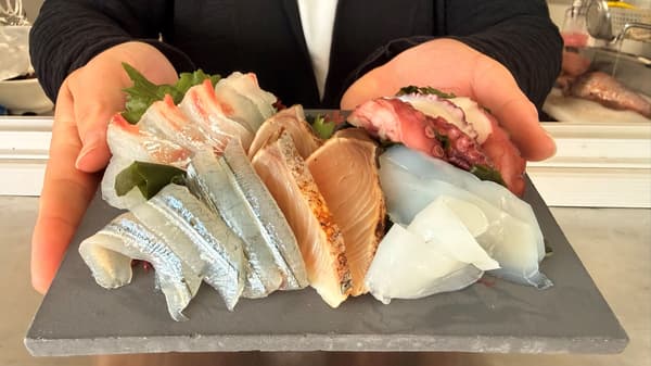 招牌「淡路島生魚片拼盤」，包括野生真鯛、章魚、萊氏擬烏賊、日本馬鮫魚和鱵魚——內容因每日捕獲量而異