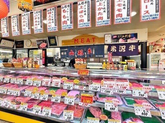Una tienda popular con una gran variedad de carnes y platos preparados