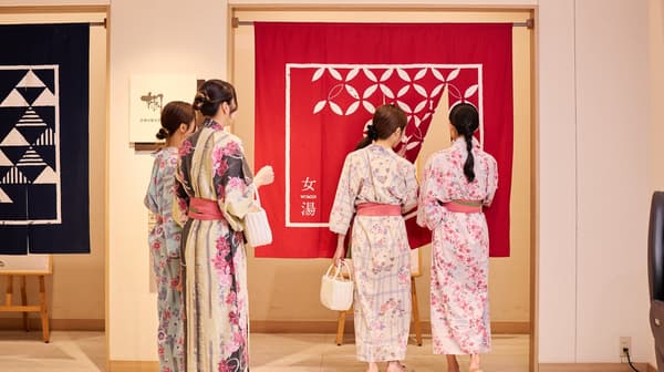 Color yukata on the way to the large communal bath