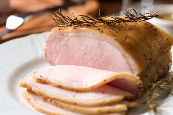 Babi panggang disajikan di dapur langsung pada bulan Oktober