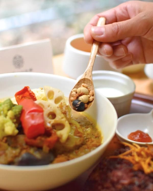 含有草藥成分的辣味酸辣醬