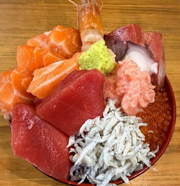 从自助台食材自由搭配海鲜盖饭