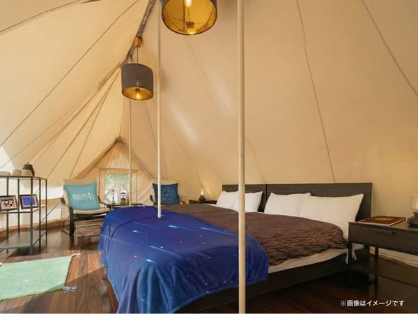 Collaboration room with branded cushions and a foot throw in the Ewigeregen Meteor Shower pattern