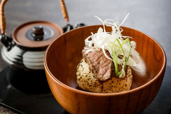 Ochazuke de bola de arroz a la parrilla con ternera de Yonezawa
