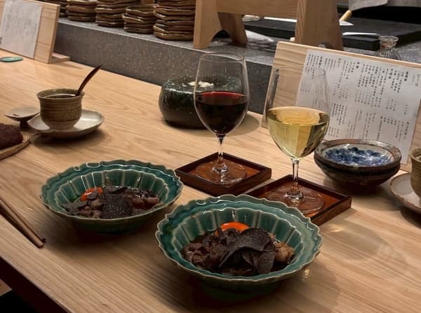 Bebidas maridadas con la comida en la barra