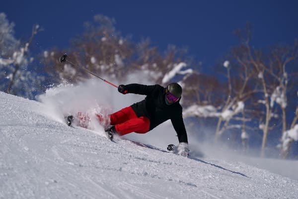 在Furano滑雪胜地，舒适地滑过超级干燥的粉末。这种轻盈，您只需跑一次就能理解。
