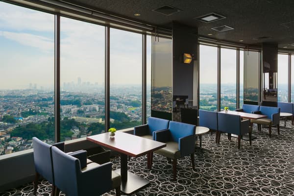 Top of Yokohama Bar Lounge的内部