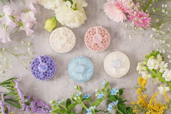 선풍기, 거울, 조명이 하나로 합쳐져 더위를 식히는 즐거움을 더하는 미라하나팬