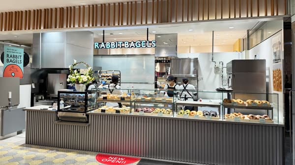 The Maing Hakata Station store, which serves freshly baked bagels inside a commercial facility