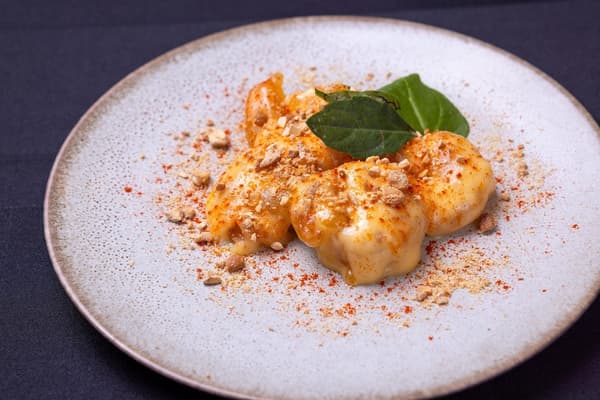 Shrimp in mango mayonnaise sauce