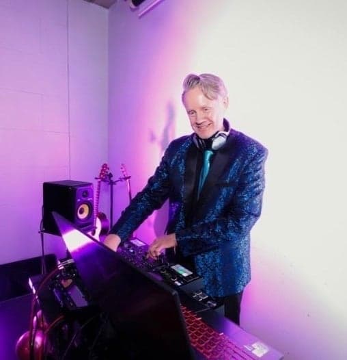 디스코 리바이벌 행사에서 공연할 DJ 리프 모티프