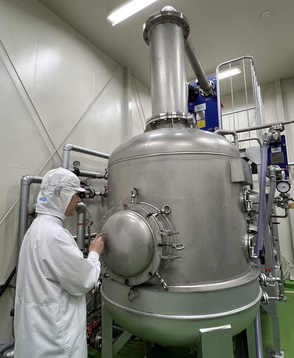 증류 설비와 생산 스태프