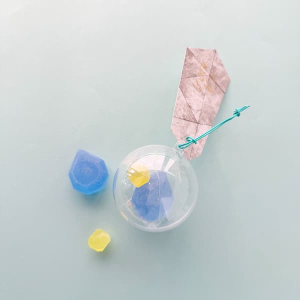 A sapphire-inspired gem in soda flavor, paired with a small yellow lemon-flavored piece