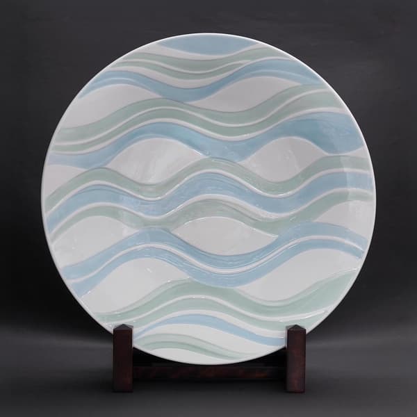 Cuenco de porcelana blanca con esmalte de cardenillo y patrón de ondas por el fallecido Yasunori Inoue