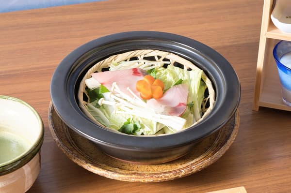 主菜“茶熏黄尾鱼”就在客人面前完成