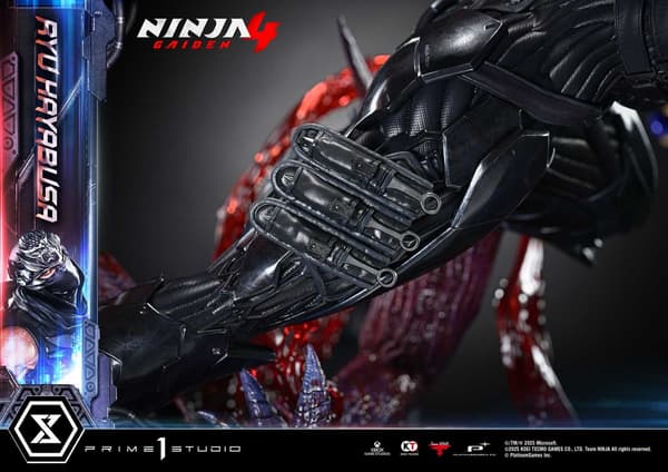 Detalle del traje de la estatua de Ryu Hayabusa