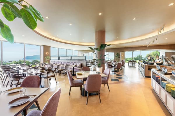 Ocean-view restaurant serving dinner and breakfast buffet