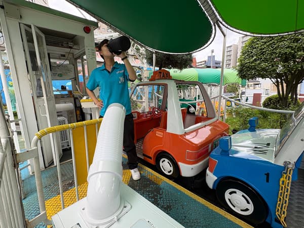 Botellas de agua de 1,5 litros y enfriadores portátiles para el personal en ASAKUSA HANAYASHIKI
