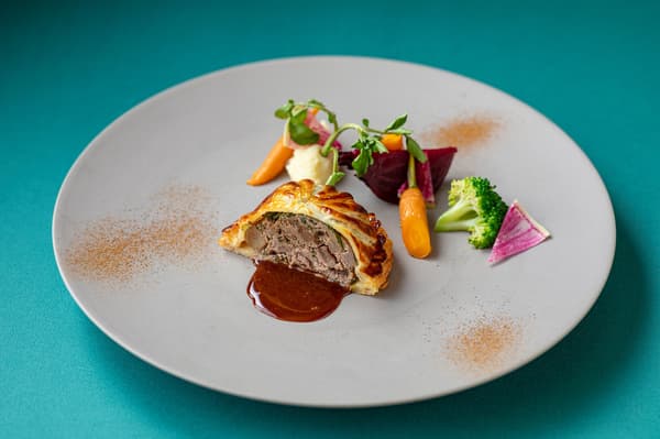 Plato de carne: Venado de origen ético envuelto en hojaldre de las faldas del monte Fuji con setas porcini y aroma a manzana Kogyoku