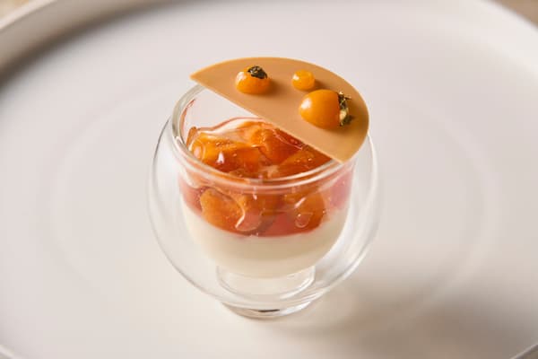 Panna Cotta de té Kuromoji cubierta con compota de caqui