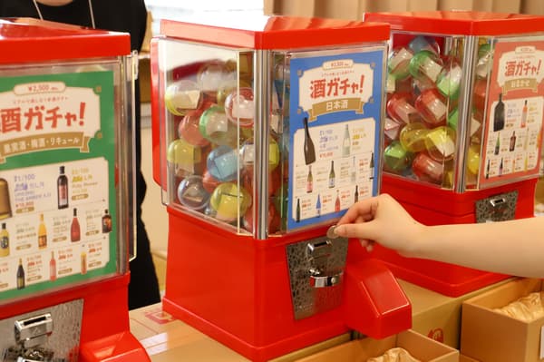 Máquinas de cápsulas de Sake Gacha en la tienda temporal
