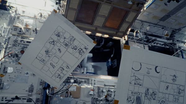 หน้ามังงะที่วาดเสร็จแล้วลอยอยู่ภายในโมดูลคิโบของ ISS
