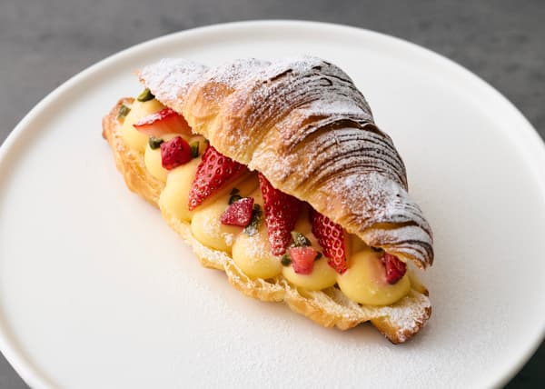 草莓和可颂奶油面包