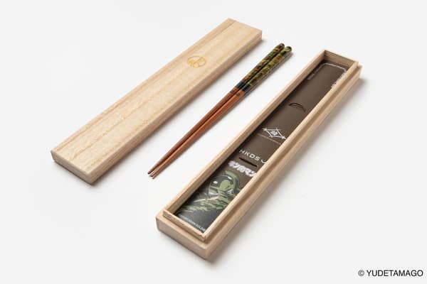 带有 KIN 标志的桐木盒