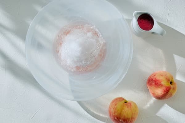散發白桃香氣的細緻刨冰輕柔包裹著整顆桃子