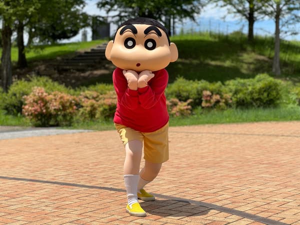 Shin-chan and Action Mask greet guests in the athletic area