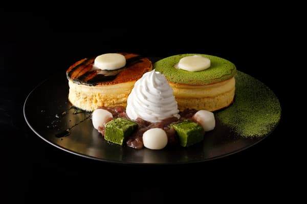 Pancakes especiales de matcha del Hotel New Otani ¥3.630 (cargo por servicio no incluido)