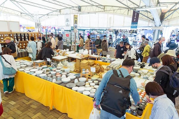 大型帐篷内陶器销售摊位