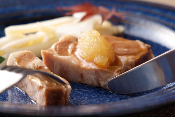 ไหล่หมูสามสายพันธุ์ตุ๋นเสิร์ฟพร้อมสลัดแอปเปิลและเซเลอรี