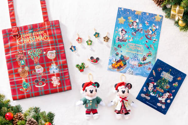 Tas jinjing, gantungan kunci, dan lencana boneka bertema Natal dari koleksi suvenir spesial