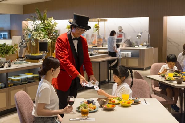 魔术师在每张餐桌前表演