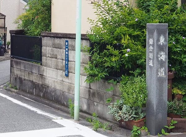 Walking the back alleys of Yobitsugi with an old-road enthusiast